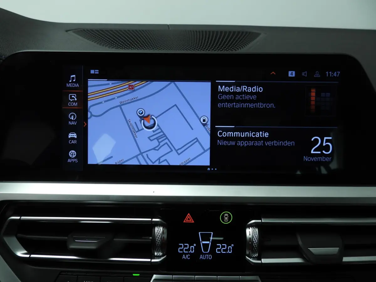 330i xDrive | M-Sportpakket | LED | Leder | Navigatie | Active cruise | Panoramadak | Trekhaak | DAB | Hifi speakers | Alu 18 inch