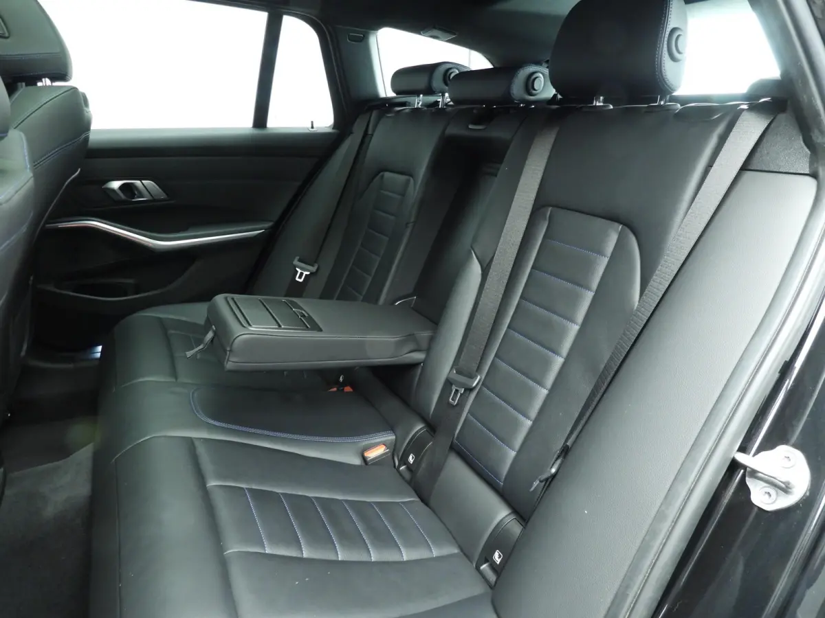 330i xDrive | M-Sportpakket | LED | Leder | Navigatie | Active cruise | Panoramadak | Trekhaak | DAB | Hifi speakers | Alu 18 inch