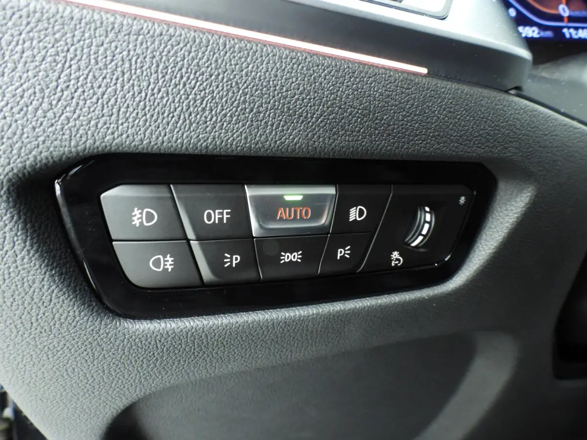 330i xDrive | M-Sportpakket | LED | Leder | Navigatie | Active cruise | Panoramadak | Trekhaak | DAB | Hifi speakers | Alu 18 inch