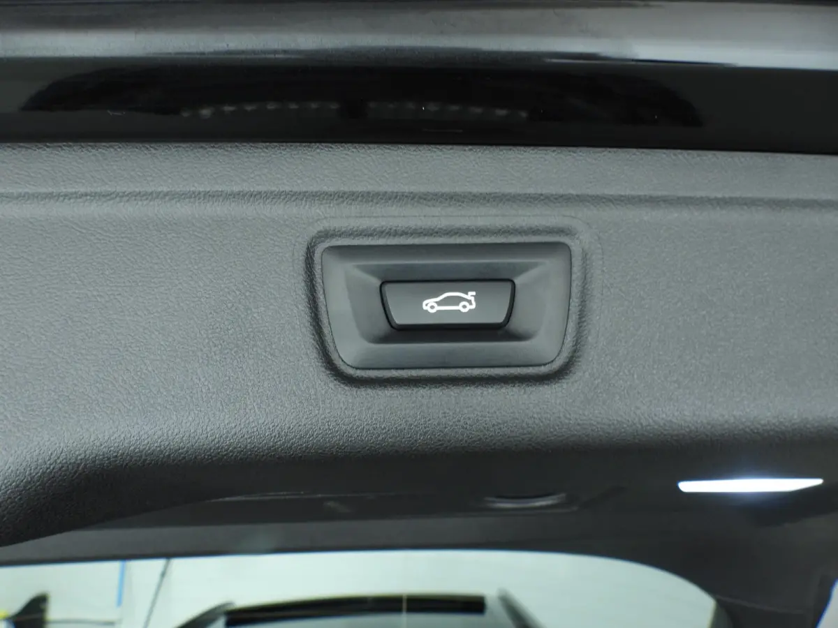 330i xDrive | M-Sportpakket | LED | Leder | Navigatie | Active cruise | Panoramadak | Trekhaak | DAB | Hifi speakers | Alu 18 inch