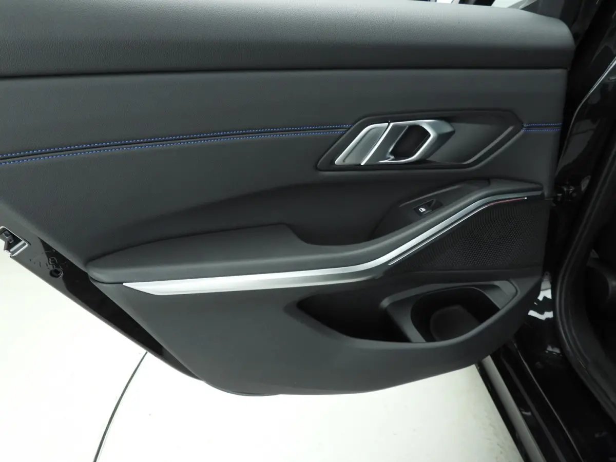 330i xDrive | M-Sportpakket | LED | Leder | Navigatie | Active cruise | Panoramadak | Trekhaak | DAB | Hifi speakers | Alu 18 inch