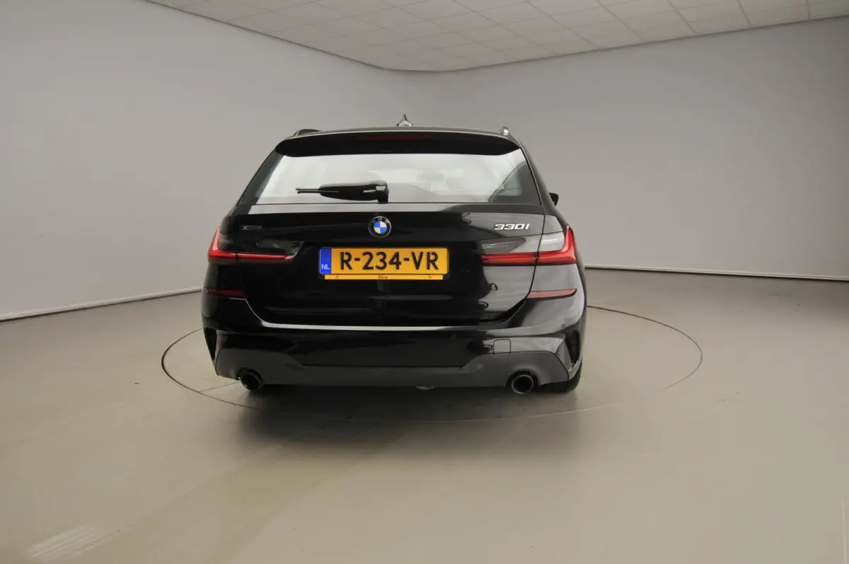 330i xDrive | M-Sportpakket | LED | Leder | Navigatie | Active cruise | Panoramadak | Trekhaak | DAB | Hifi speakers | Alu 18 inch