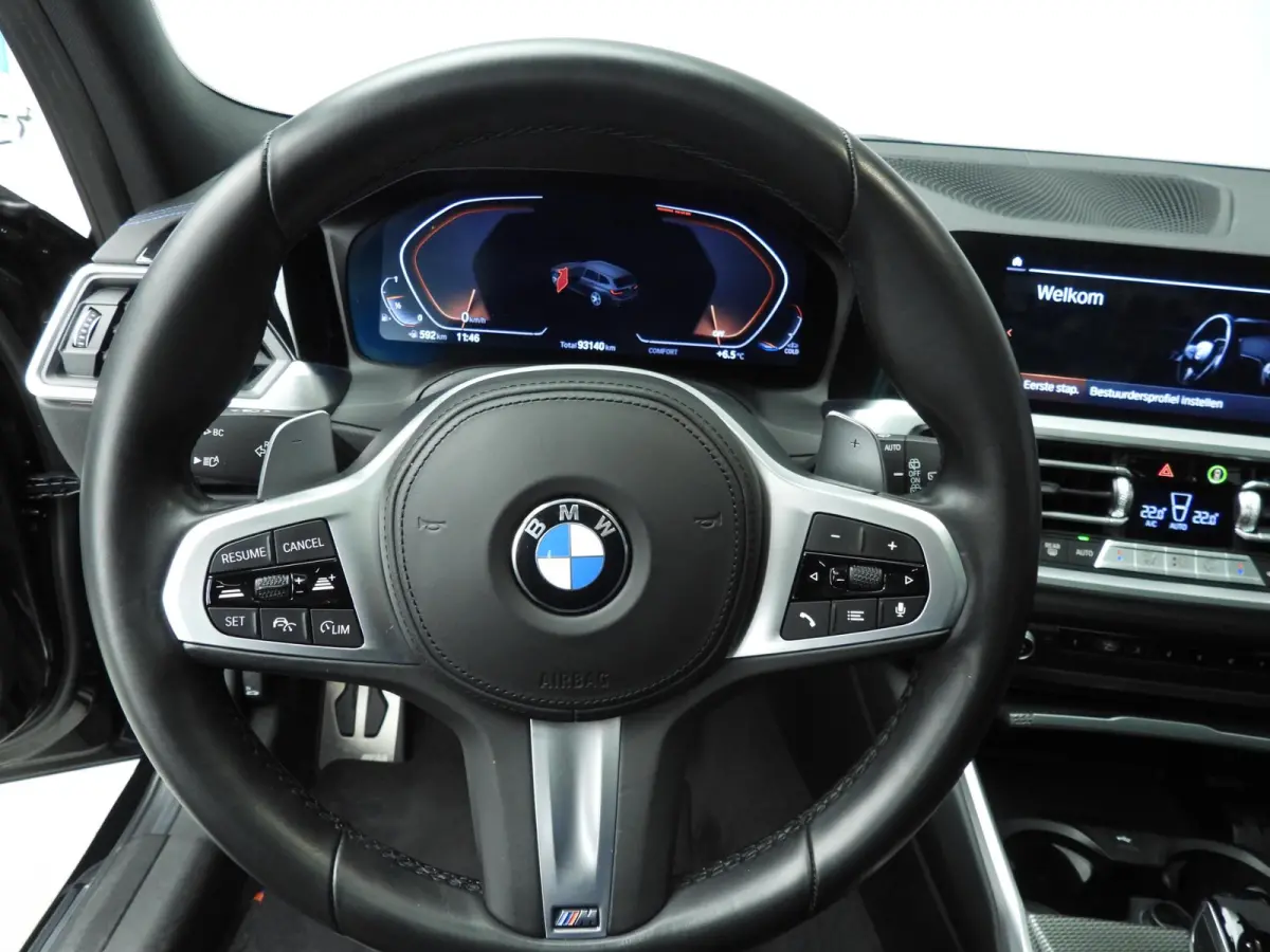 330i xDrive | M-Sportpakket | LED | Leder | Navigatie | Active cruise | Panoramadak | Trekhaak | DAB | Hifi speakers | Alu 18 inch