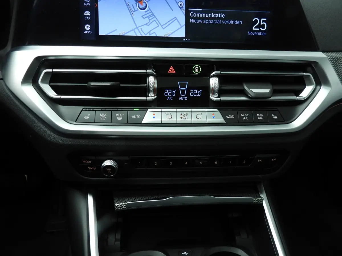 330i xDrive | M-Sportpakket | LED | Leder | Navigatie | Active cruise | Panoramadak | Trekhaak | DAB | Hifi speakers | Alu 18 inch