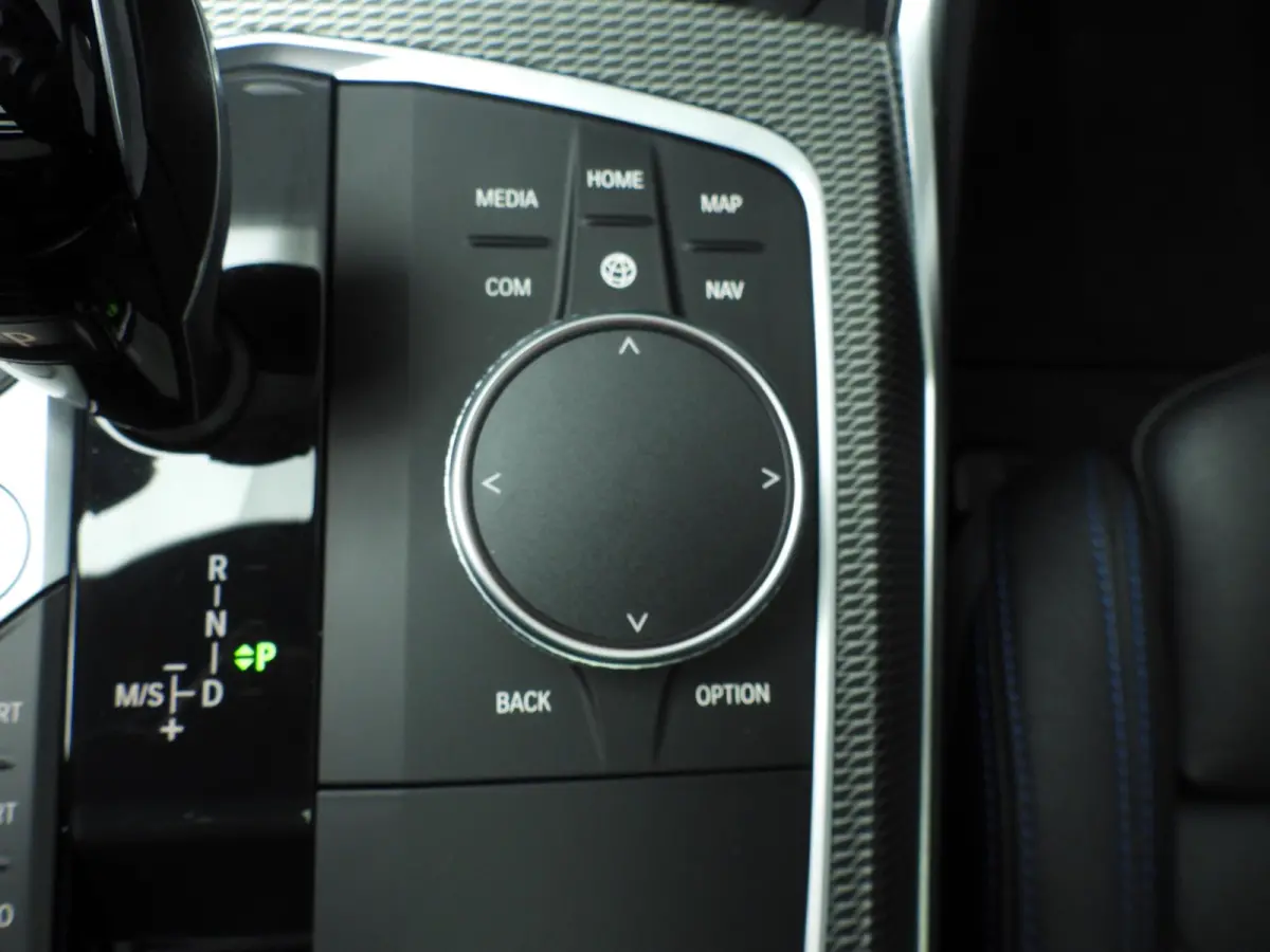 330i xDrive | M-Sportpakket | LED | Leder | Navigatie | Active cruise | Panoramadak | Trekhaak | DAB | Hifi speakers | Alu 18 inch