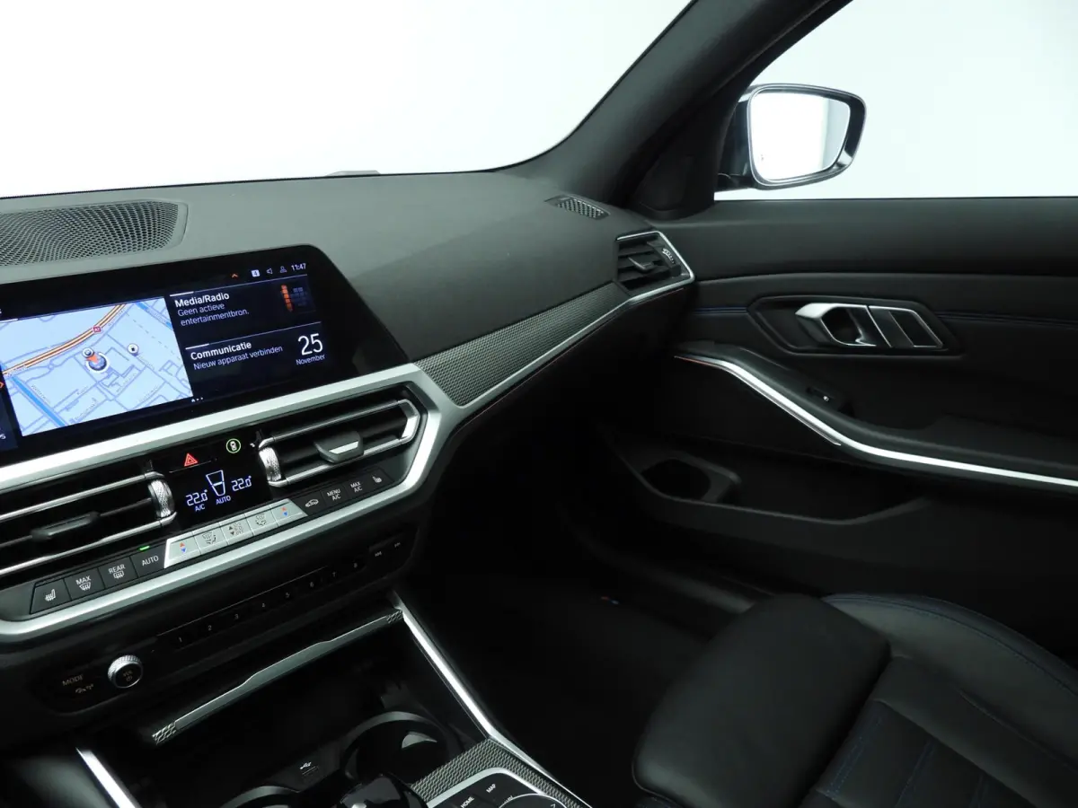 330i xDrive | M-Sportpakket | LED | Leder | Navigatie | Active cruise | Panoramadak | Trekhaak | DAB | Hifi speakers | Alu 18 inch