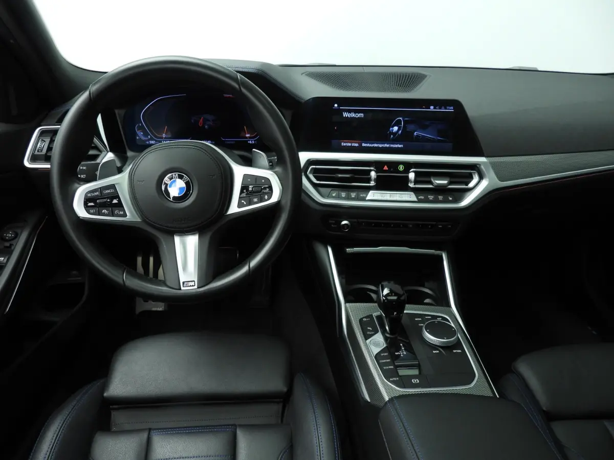 330i xDrive | M-Sportpakket | LED | Leder | Navigatie | Active cruise | Panoramadak | Trekhaak | DAB | Hifi speakers | Alu 18 inch