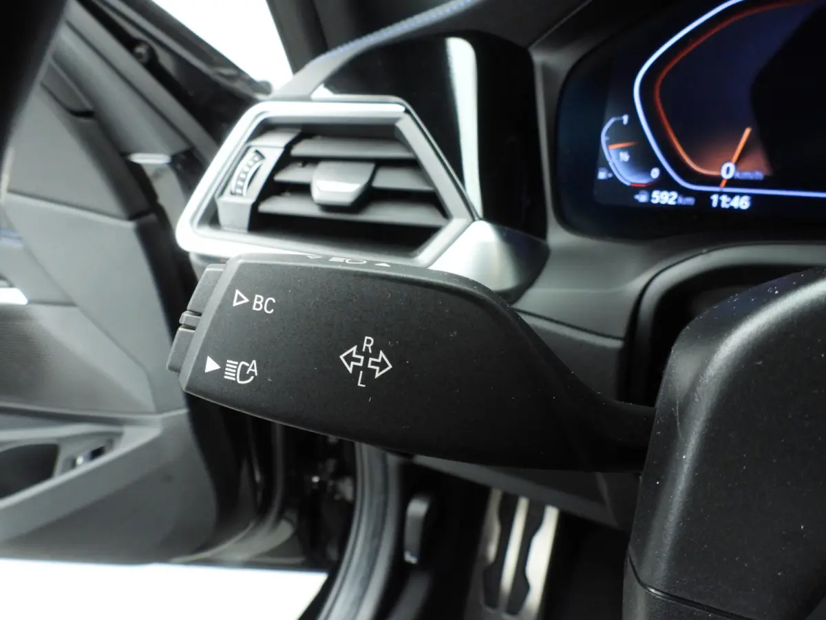 330i xDrive | M-Sportpakket | LED | Leder | Navigatie | Active cruise | Panoramadak | Trekhaak | DAB | Hifi speakers | Alu 18 inch