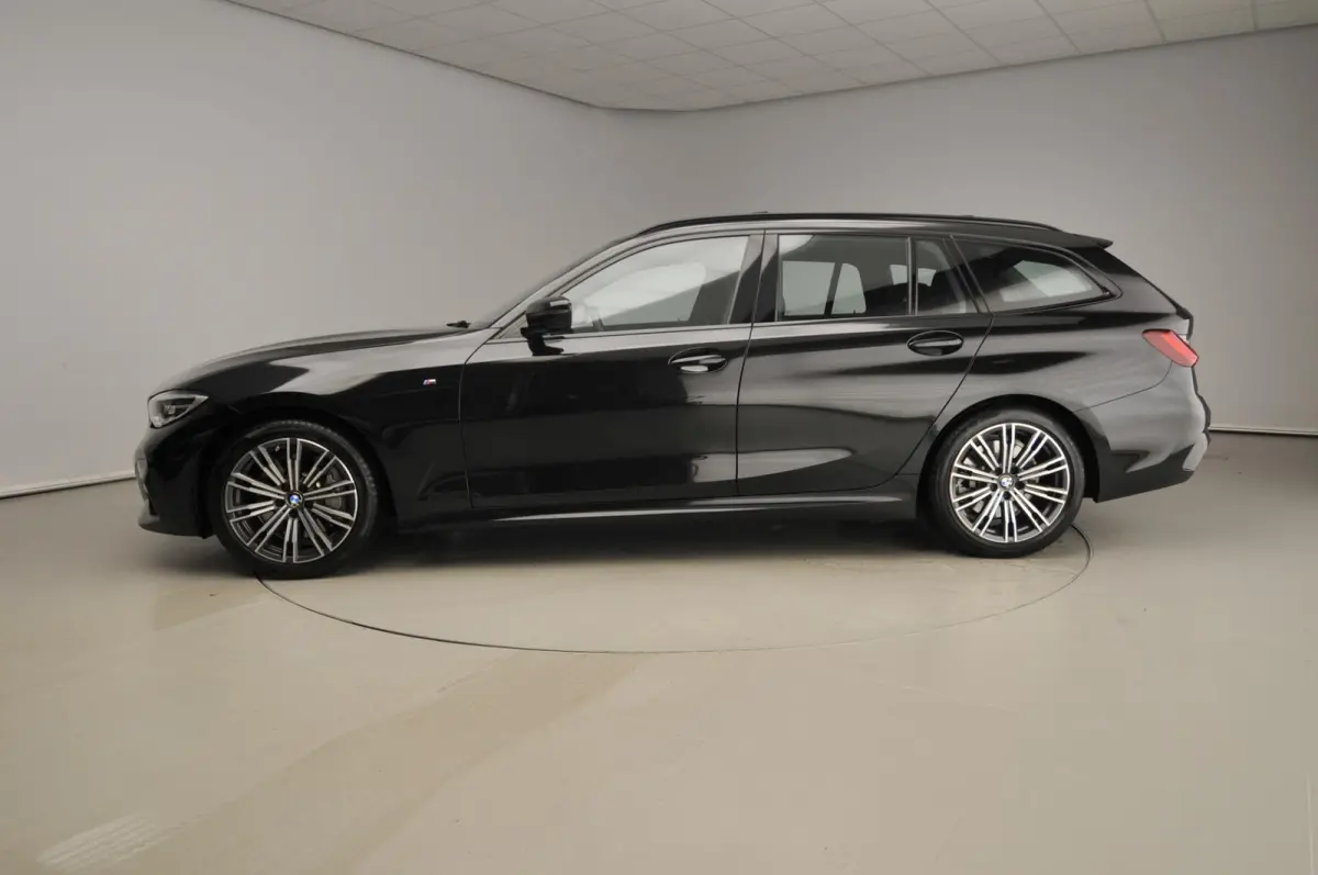 330i xDrive | M-Sportpakket | LED | Leder | Navigatie | Active cruise | Panoramadak | Trekhaak | DAB | Hifi speakers | Alu 18 inch