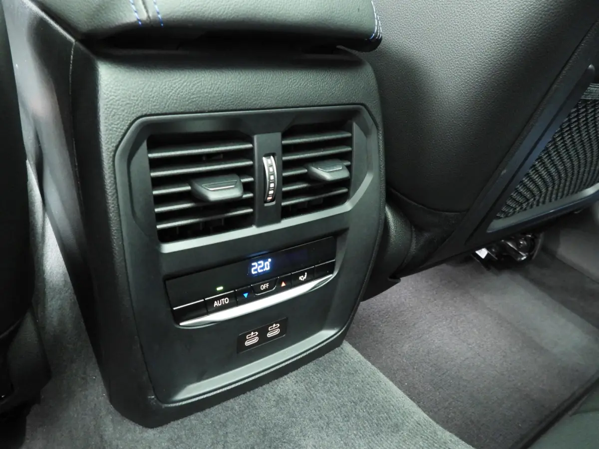 330i xDrive | M-Sportpakket | LED | Leder | Navigatie | Active cruise | Panoramadak | Trekhaak | DAB | Hifi speakers | Alu 18 inch