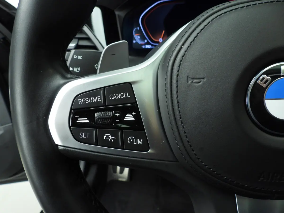 330i xDrive | M-Sportpakket | LED | Leder | Navigatie | Active cruise | Panoramadak | Trekhaak | DAB | Hifi speakers | Alu 18 inch