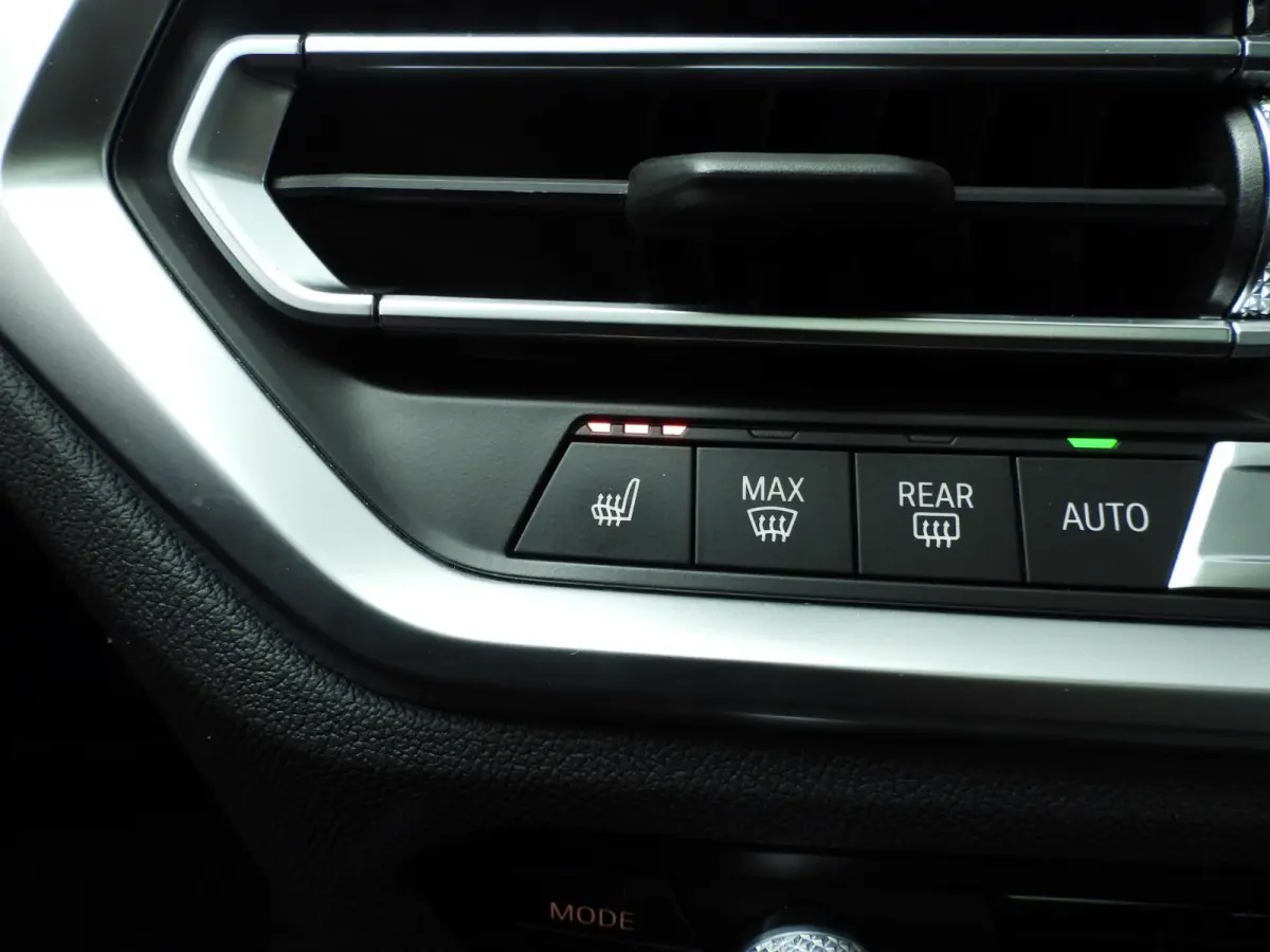 330i xDrive | M-Sportpakket | LED | Leder | Navigatie | Active cruise | Panoramadak | Trekhaak | DAB | Hifi speakers | Alu 18 inch