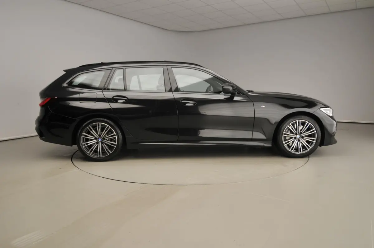 330i xDrive | M-Sportpakket | LED | Leder | Navigatie | Active cruise | Panoramadak | Trekhaak | DAB | Hifi speakers | Alu 18 inch