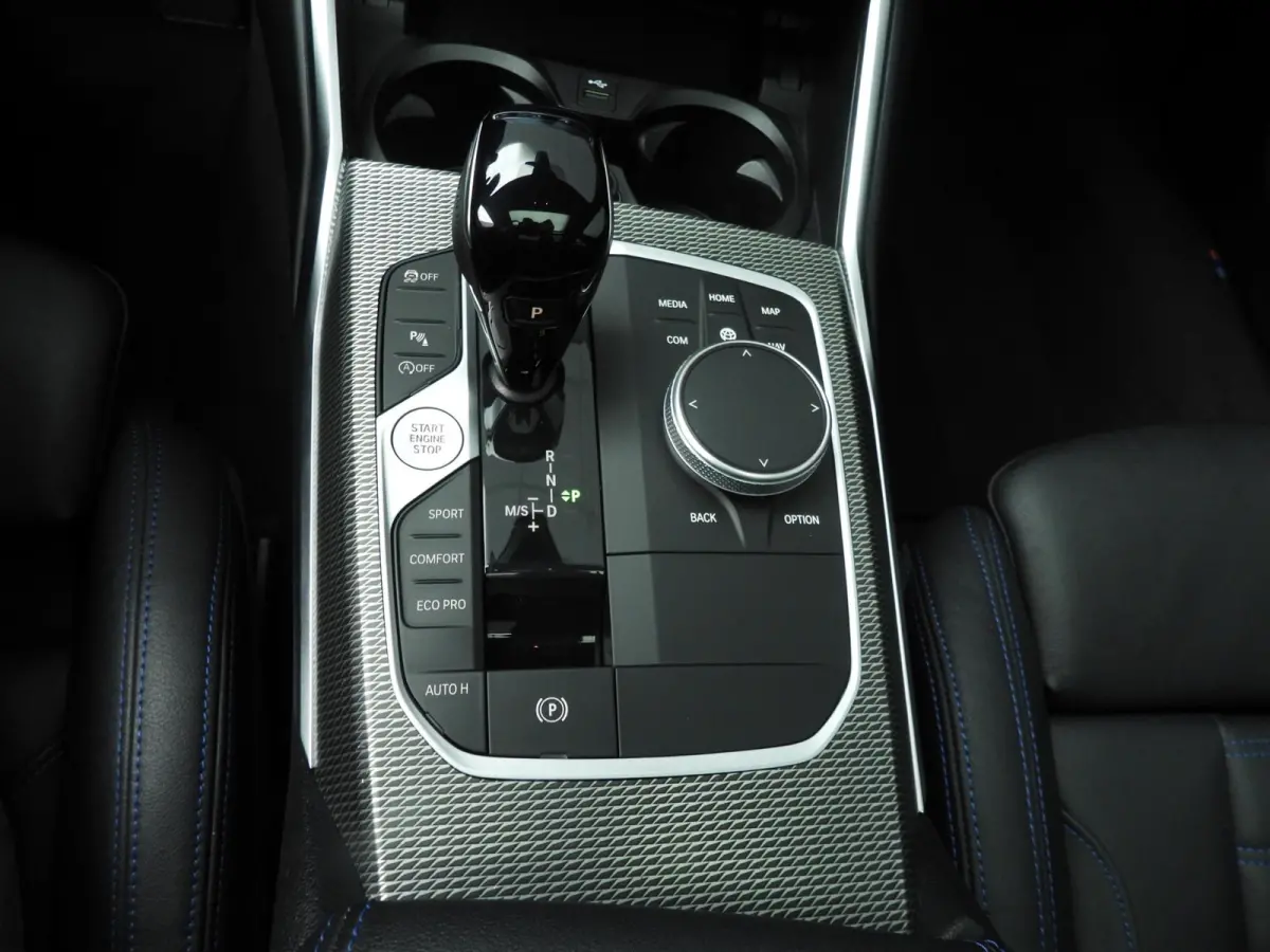 330i xDrive | M-Sportpakket | LED | Leder | Navigatie | Active cruise | Panoramadak | Trekhaak | DAB | Hifi speakers | Alu 18 inch