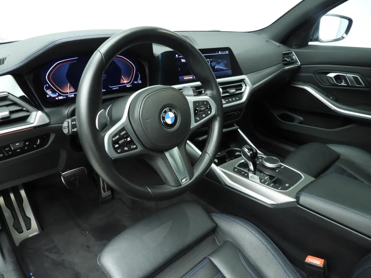 330i xDrive | M-Sportpakket | LED | Leder | Navigatie | Active cruise | Panoramadak | Trekhaak | DAB | Hifi speakers | Alu 18 inch