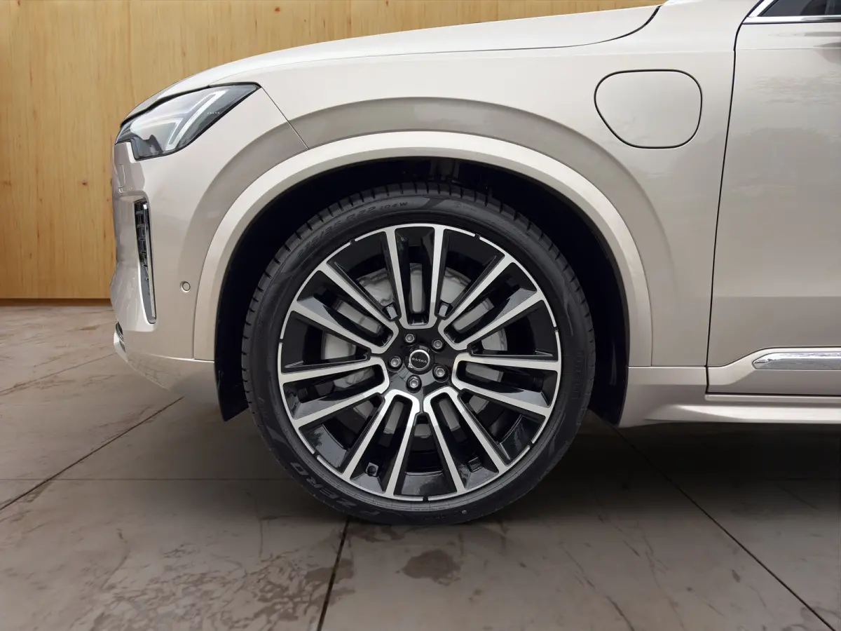 Ultra Bright Recharge Plug-In Hybrid AWD | Luchtvering | Bowers&Wilkins | 360 Camera | Panoramadak | Stoel + Stuur Verwarming |
