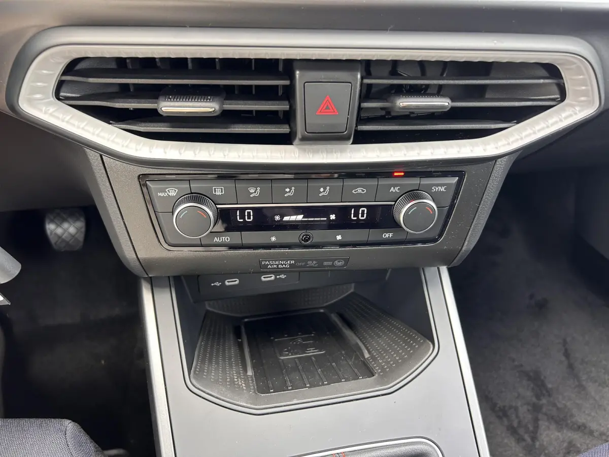 1.0 EcoTSI FR Anniversary Full LED koplampen | Apple CarPlay™ & Android Auto™ | Cruise control | Sportstoelen | Parkeersensoren voor & achter | Climate control