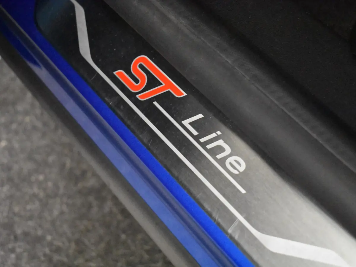1.0 EcoBoost ST-Line 125PK AUTO | Achteruitrijcamera | Navigatie | Cruise control | Stoel/stuurverwarming | voorruit verwarming | DAB | LED | App Connect | 17"LMV