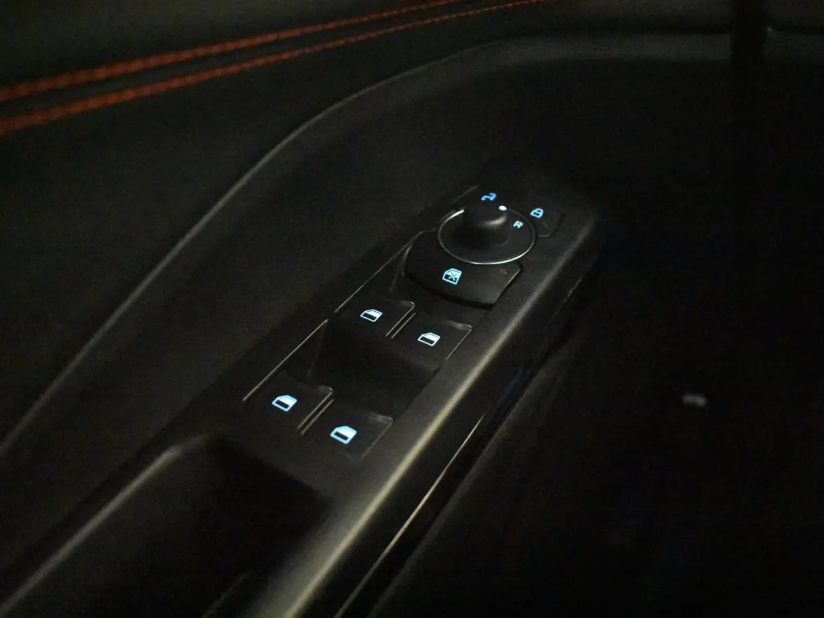 1.0 EcoBoost ST-Line 125PK AUTO | Achteruitrijcamera | Navigatie | Cruise control | Stoel/stuurverwarming | voorruit verwarming | DAB | LED | App Connect | 17"LMV