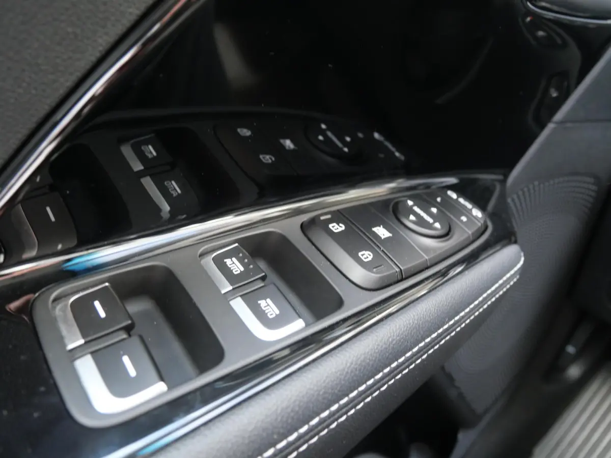 DynamicPlusLine 64 kWh | Schuif-kantel dak | Stoel-stuurverwarming | Carplay | Keyless | Navi | Cruise |