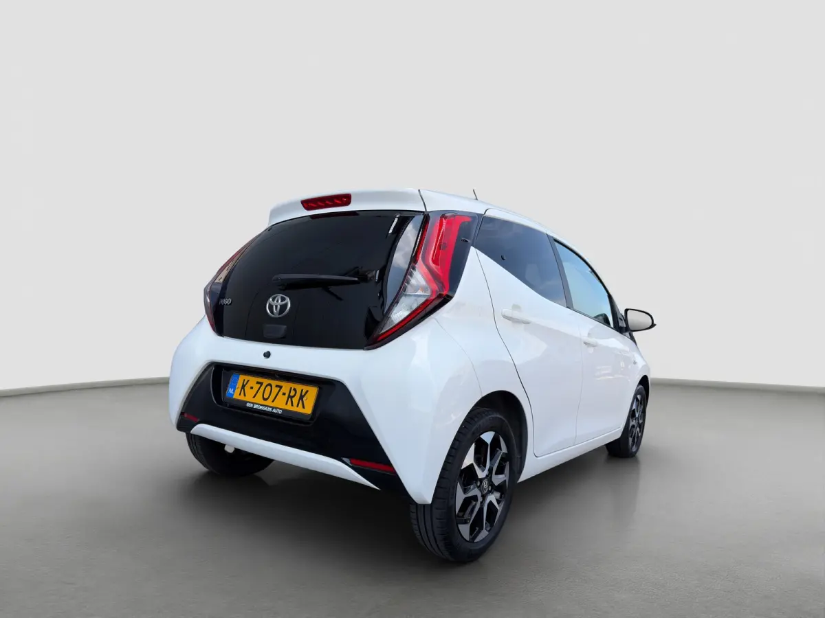 1.0 VVT-i 72pk x-joy | Camera | Carplay | Cruise Control | Climate Control | DAB | Lichtmetalen velgen | Privacyglass | Bluetooth |