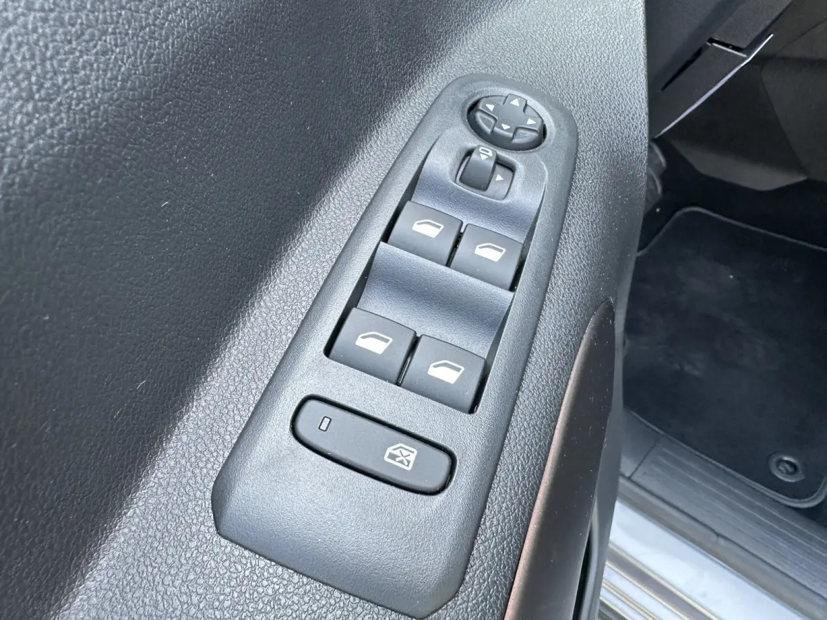 130pk GT (Automaat - Rolstoel (til) lift - Stoelverwarming - Keyless Entry - Camera - Automatische Airco - Navigatie)