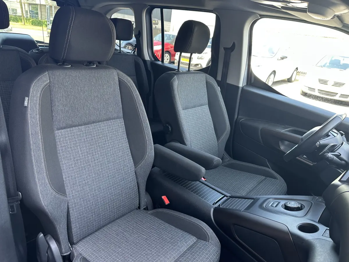 130pk GT (Automaat - Rolstoel (til) lift - Stoelverwarming - Keyless Entry - Camera - Automatische Airco - Navigatie)