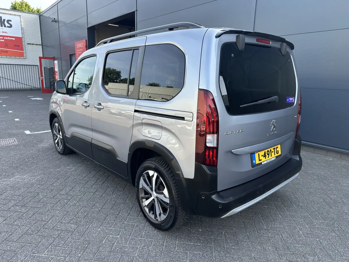130pk GT (Automaat - Rolstoel (til) lift - Stoelverwarming - Keyless Entry - Camera - Automatische Airco - Navigatie)