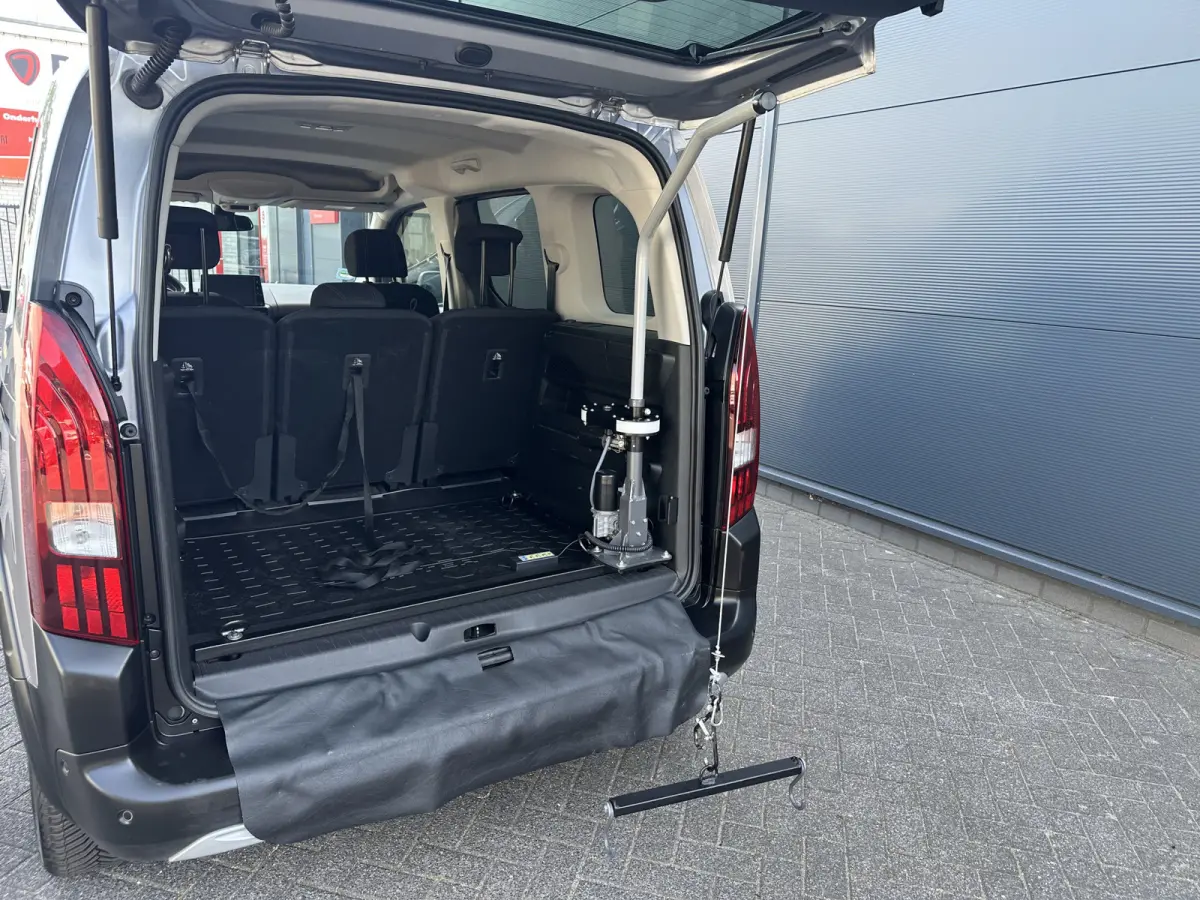 130pk GT (Automaat - Rolstoel (til) lift - Stoelverwarming - Keyless Entry - Camera - Automatische Airco - Navigatie)