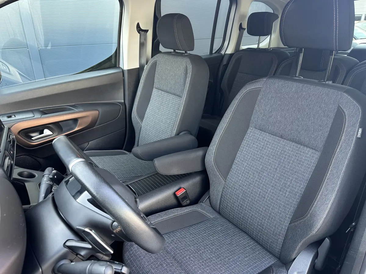 130pk GT (Automaat - Rolstoel (til) lift - Stoelverwarming - Keyless Entry - Camera - Automatische Airco - Navigatie)