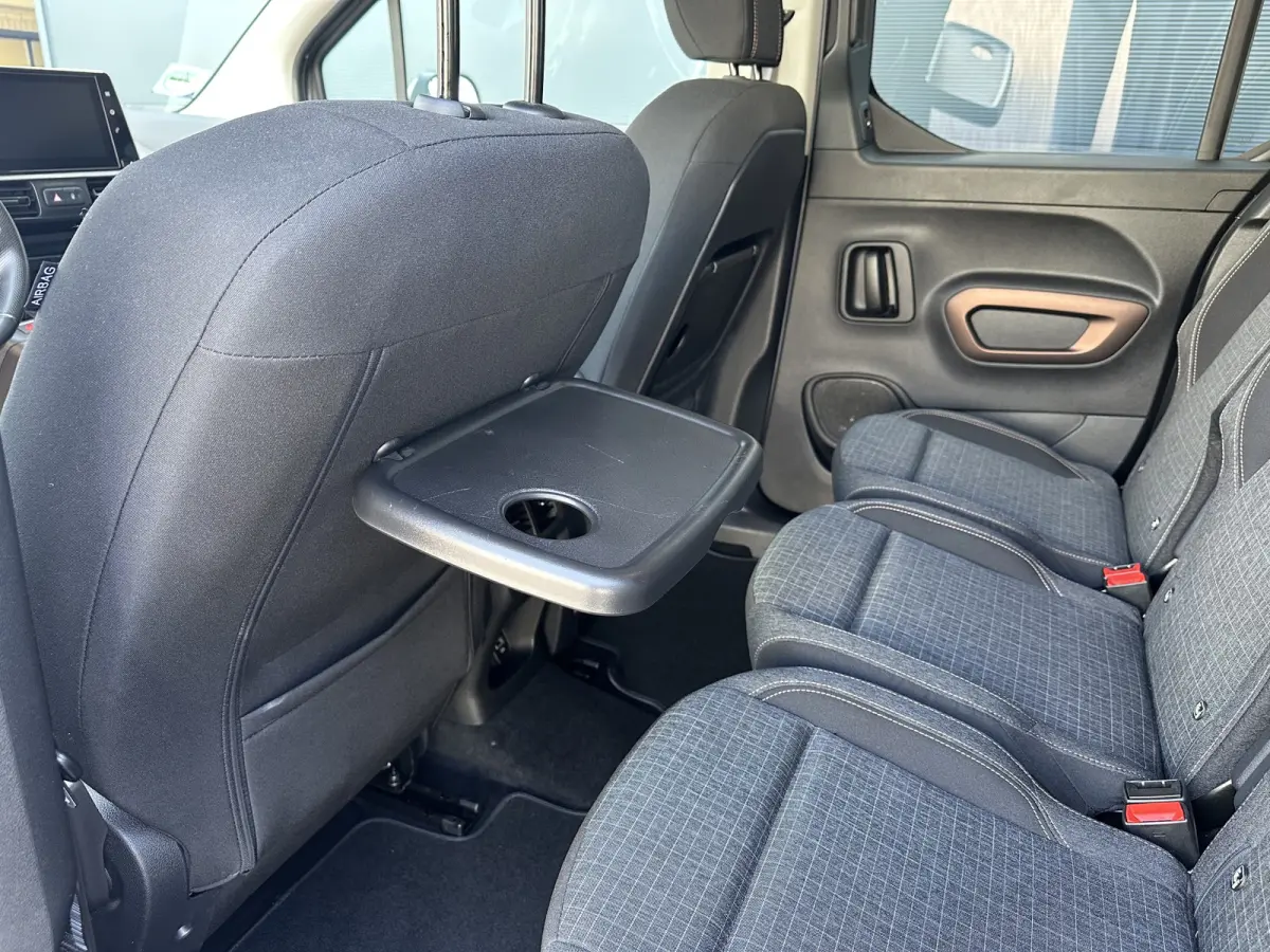 130pk GT (Automaat - Rolstoel (til) lift - Stoelverwarming - Keyless Entry - Camera - Automatische Airco - Navigatie)