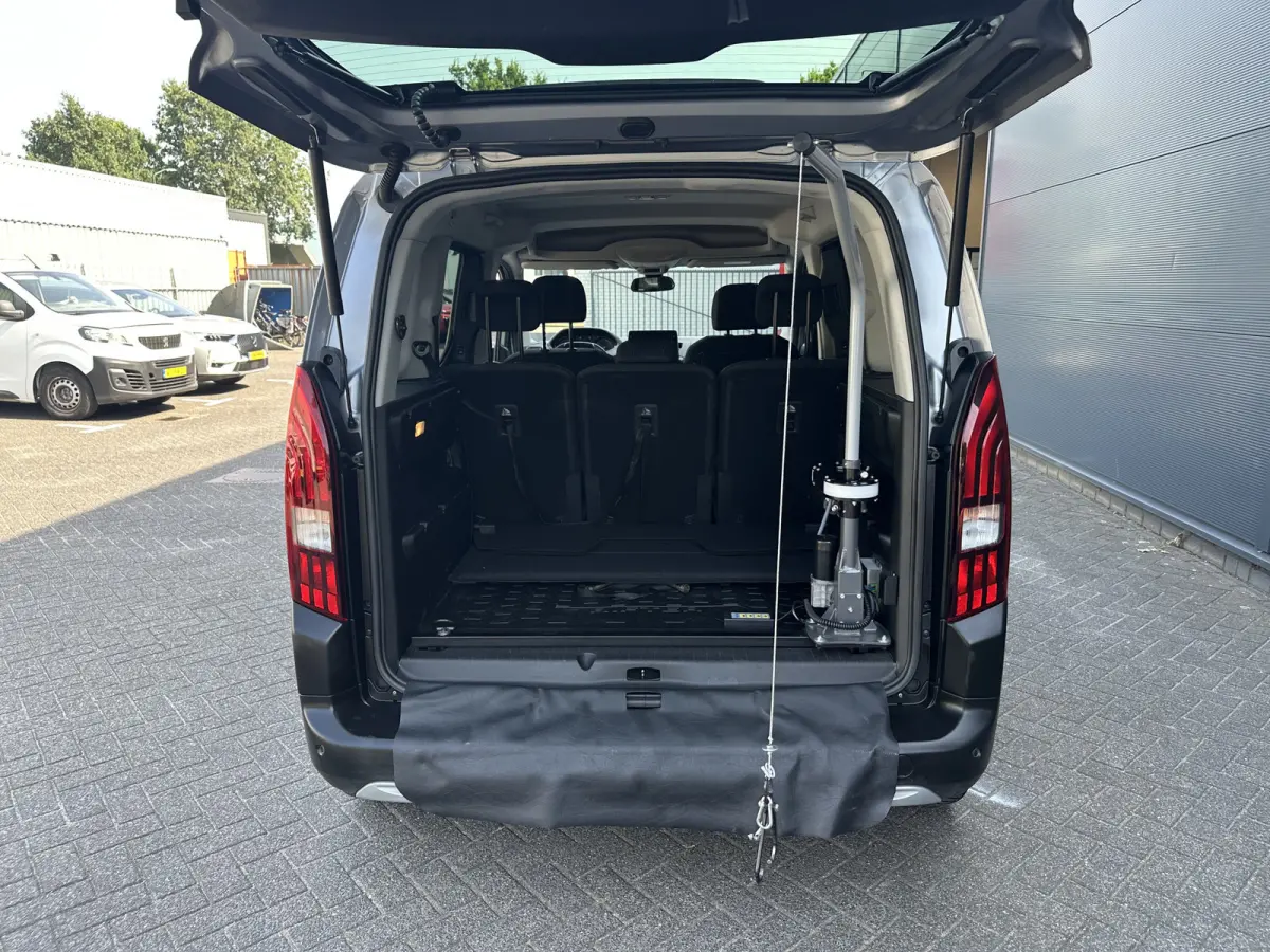 130pk GT (Automaat - Rolstoel (til) lift - Stoelverwarming - Keyless Entry - Camera - Automatische Airco - Navigatie)