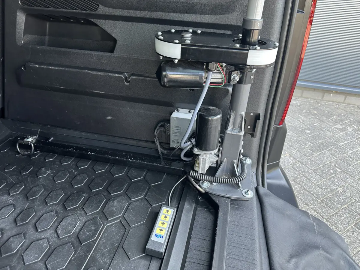 130pk GT (Automaat - Rolstoel (til) lift - Stoelverwarming - Keyless Entry - Camera - Automatische Airco - Navigatie)