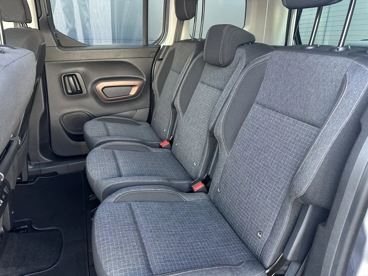 130pk GT (Automaat - Rolstoel (til) lift - Stoelverwarming - Keyless Entry - Camera - Automatische Airco - Navigatie)