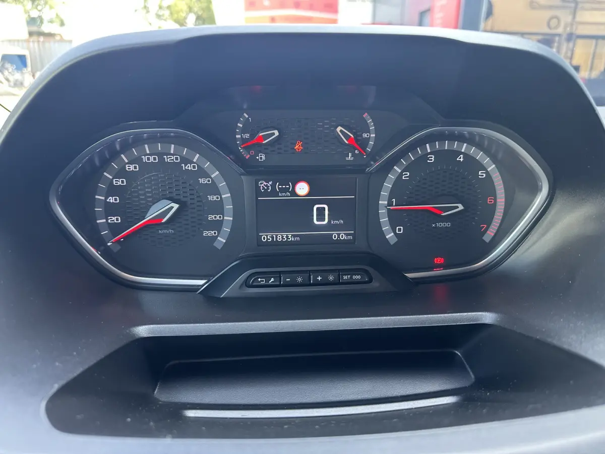 130pk GT (Automaat - Rolstoel (til) lift - Stoelverwarming - Keyless Entry - Camera - Automatische Airco - Navigatie)