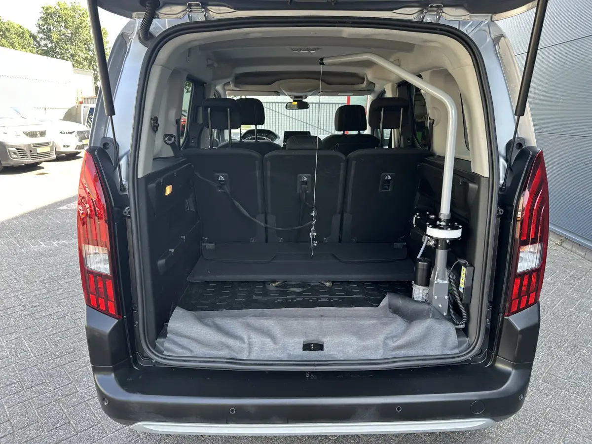 130pk GT (Automaat - Rolstoel (til) lift - Stoelverwarming - Keyless Entry - Camera - Automatische Airco - Navigatie)