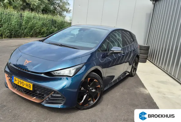 Performance One 62 kWh 204PK 1e eigenaar | Achteruitrijcamera | Cruise control adapt |  Parkeer assistent |  Stuur/stoelverwarming | Navigatie | App Connect | DAB | LED | 19"LMV