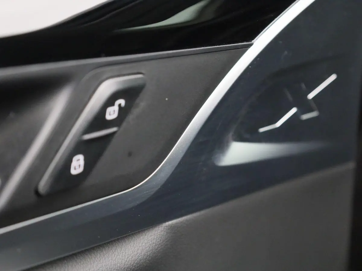 xDrive30e | TREKHAAK | LEER | CAMERA | NAVIGATIE | STOELVERWARMING