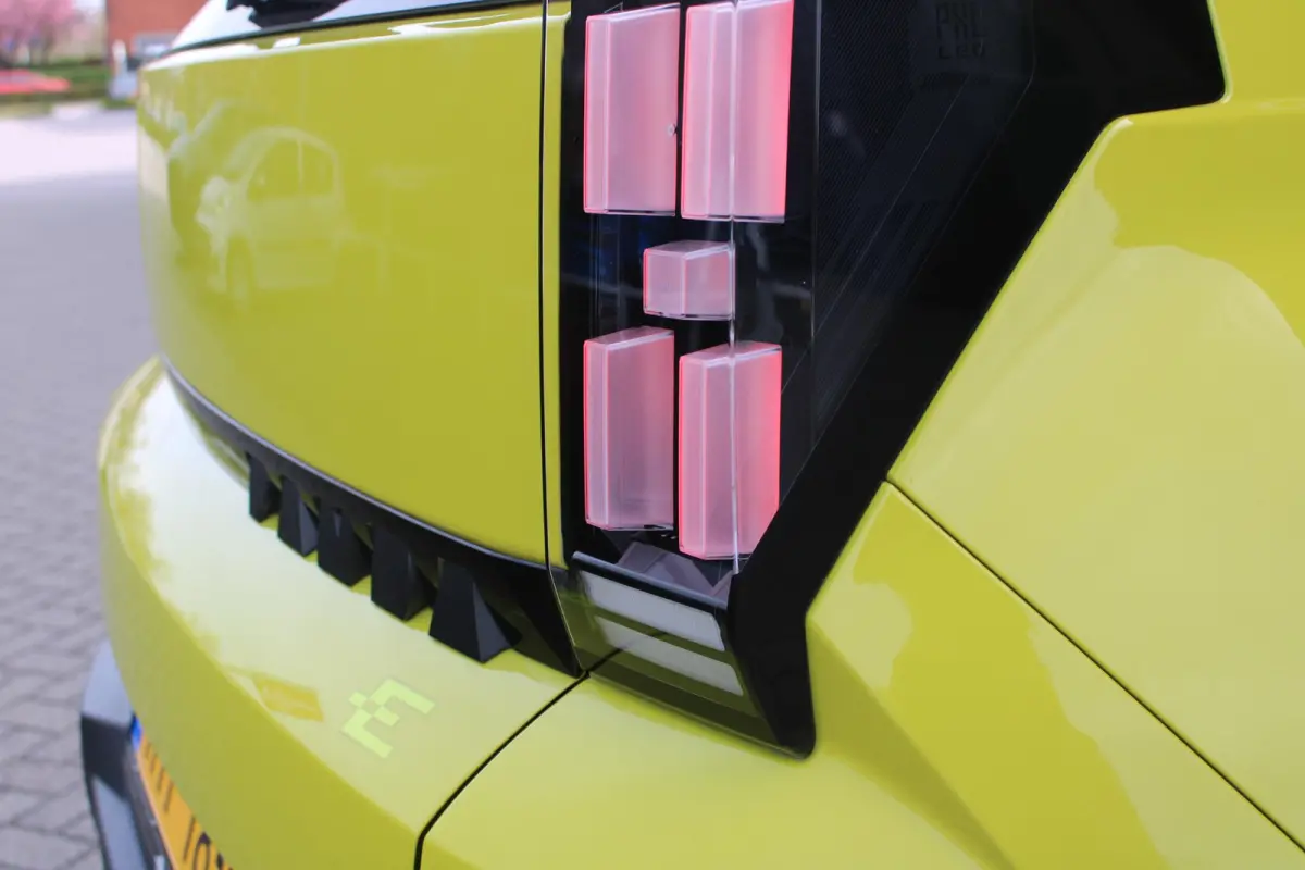 LA PRIMA 113PK 11 kW 44 kWh | WINTERPACK: STOEL/STUUR/VOORRUIT VERWARMING | DRAADLOZE APPLE CARPLAY/ANDROID AUTO | NAVIGATIE | ACHTERUITRIJCAMERA | PARKEERSENSOREN VOOR + ACHTER | DRAADLOZE 