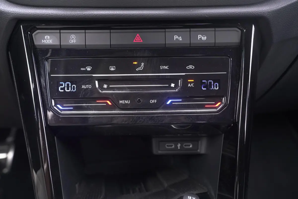 1.5 TSI R-Line Apple Carplay Panodak Stoelverwarming Achteruitrijcamera Digital Display