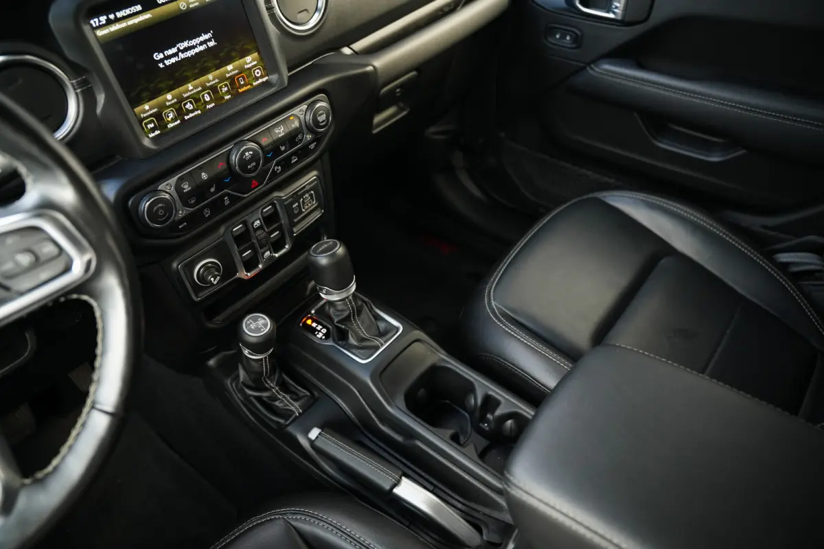 Overland 3.0 CRD 264 pk 4x4 / BTW-auto/ ACC/ Grijs-Kenteken/ Full-Options/ Leder/ Stoel.Verw/ Stuur.Verw/ Keyless/ Camera/ Apple-Carplay/