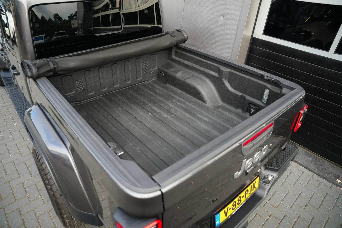 Overland 3.0 CRD 264 pk 4x4 / BTW-auto/ ACC/ Grijs-Kenteken/ Full-Options/ Leder/ Stoel.Verw/ Stuur.Verw/ Keyless/ Camera/ Apple-Carplay/
