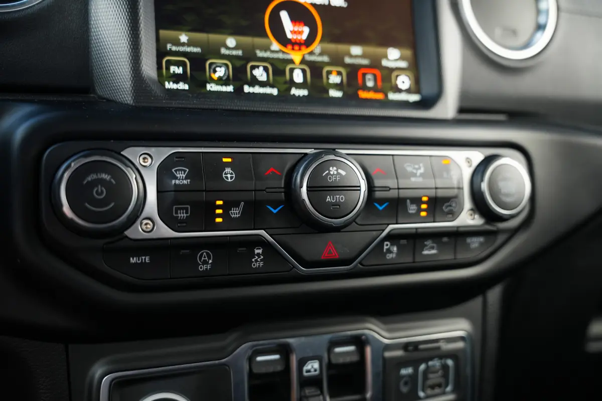 Overland 3.0 CRD 264 pk 4x4 / BTW-auto/ ACC/ Grijs-Kenteken/ Full-Options/ Leder/ Stoel.Verw/ Stuur.Verw/ Keyless/ Camera/ Apple-Carplay/