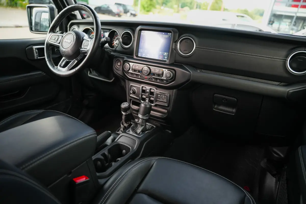 Overland 3.0 CRD 264 pk 4x4 / BTW-auto/ ACC/ Grijs-Kenteken/ Full-Options/ Leder/ Stoel.Verw/ Stuur.Verw/ Keyless/ Camera/ Apple-Carplay/