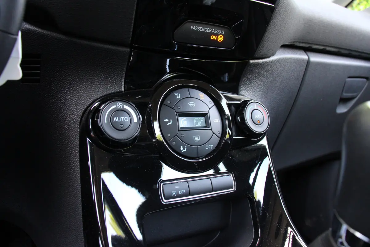 1.0EB Titanium | NL-AUTO! | CRUISE | VOORRUITVERWARMING | NAVI | CLIMA | PARK SENS | ELEKTR. RAMEN