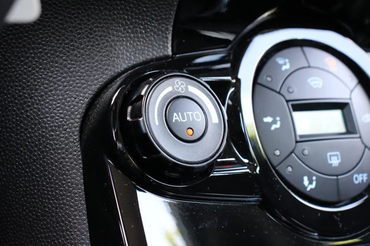 1.0EB Titanium | NL-AUTO! | CRUISE | VOORRUITVERWARMING | NAVI | CLIMA | PARK SENS | ELEKTR. RAMEN