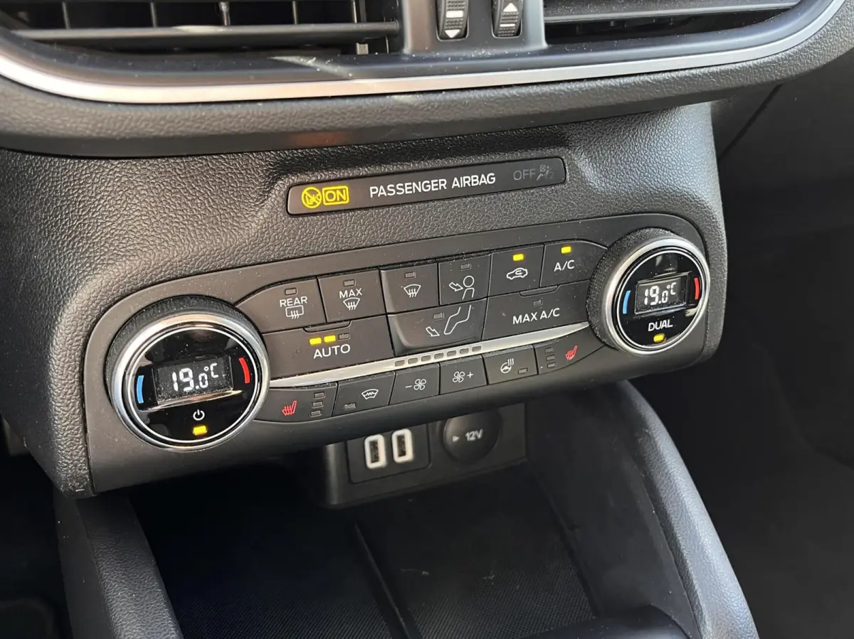 1.0 EcoBoost Hybrid Trend Edition Business 125PK Winterpack Camera Cruise Navi Climate Parkeersensoren Keyless Privacy Glass *Dealer Onderhouden*
