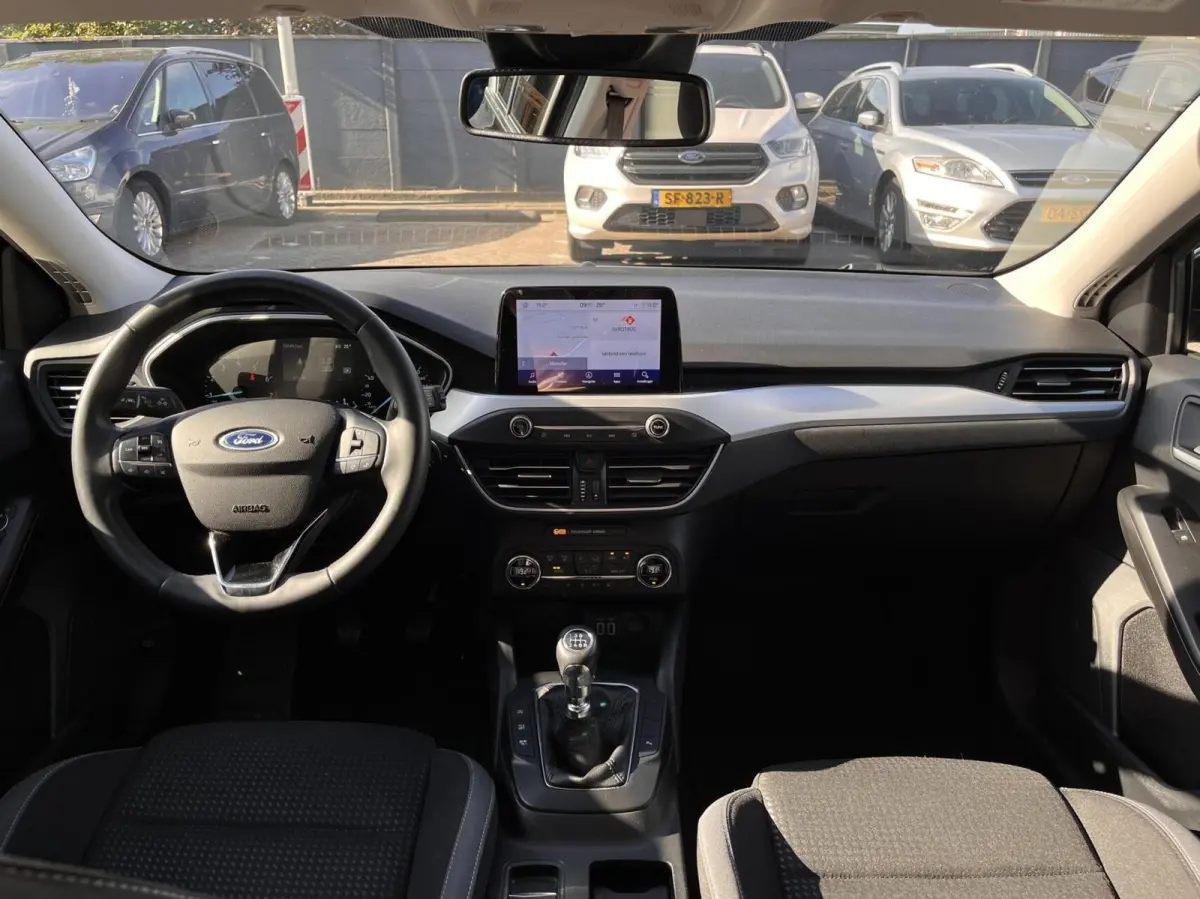 1.0 EcoBoost Hybrid Trend Edition Business 125PK Winterpack Camera Cruise Navi Climate Parkeersensoren Keyless Privacy Glass *Dealer Onderhouden*