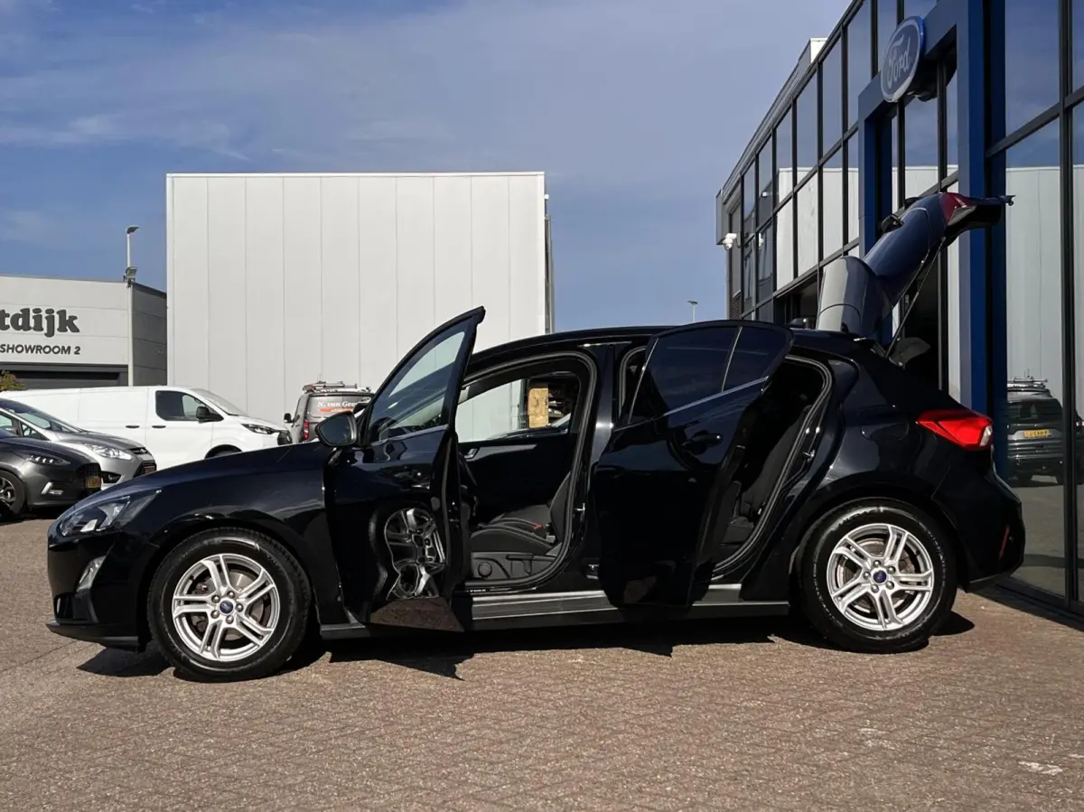1.0 EcoBoost Hybrid Trend Edition Business 125PK Winterpack Camera Cruise Navi Climate Parkeersensoren Keyless Privacy Glass *Dealer Onderhouden*