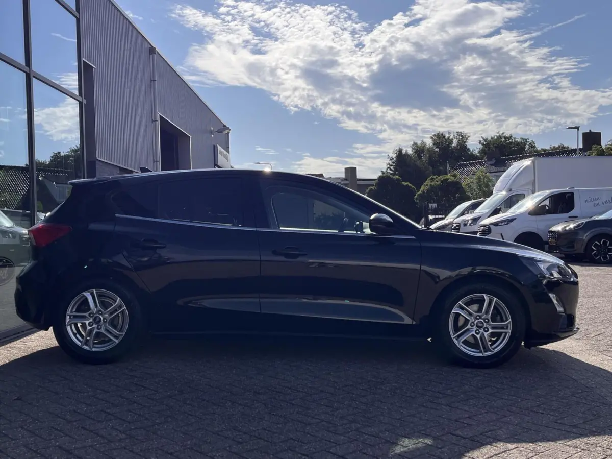 1.0 EcoBoost Hybrid Trend Edition Business 125PK Winterpack Camera Cruise Navi Climate Parkeersensoren Keyless Privacy Glass *Dealer Onderhouden*